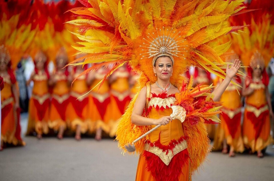 Parade: Sprakrende farger og dans under paraden i Alicante.