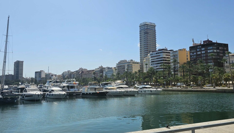ALICANTE BY: Ved havna ved kasino var det business as usual. Alicante by havna.